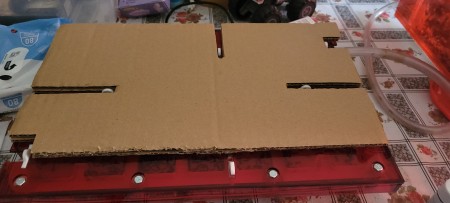 La base de cartón para poner la caja de forrajeo encima del hormiguero